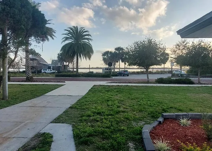 Retreat Overlooking Lake Dora!