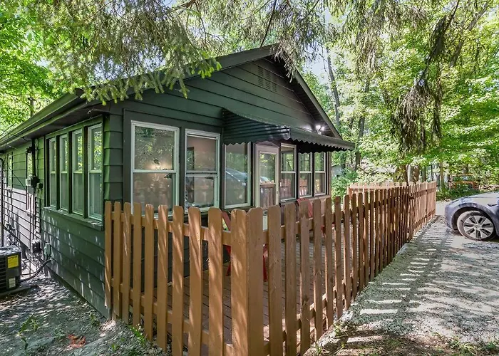 Black Cabin Getaway In Woods I Valpo