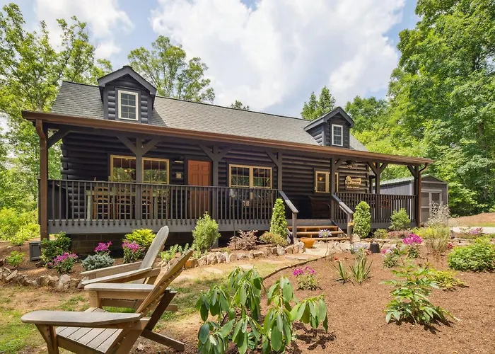 Pet-Friendly Lake Lure Cabin W/ Outdoor Oasis!