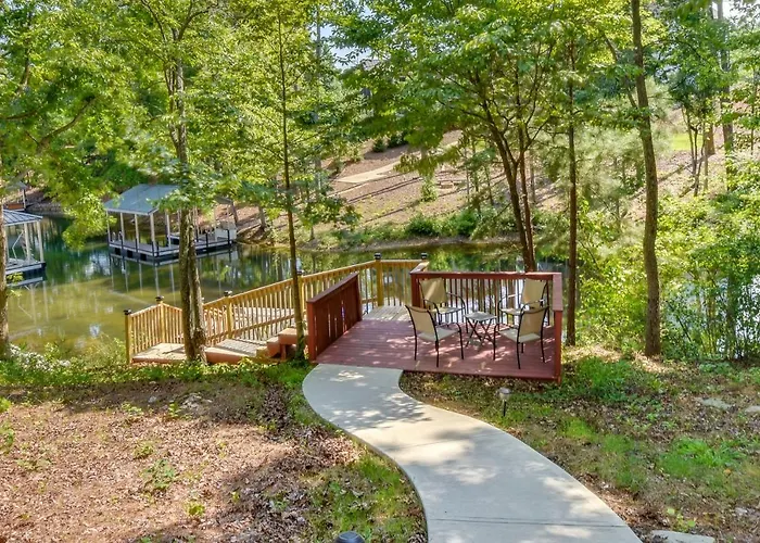 South Carolina Retreat W/ Fireplace & Lake Access!