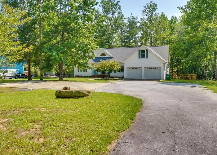 South Carolina Retreat W/ Fireplace & Lake Access!