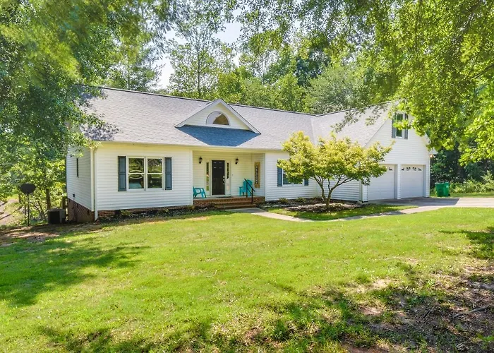 South Carolina Retreat W/ Fireplace & Lake Access!