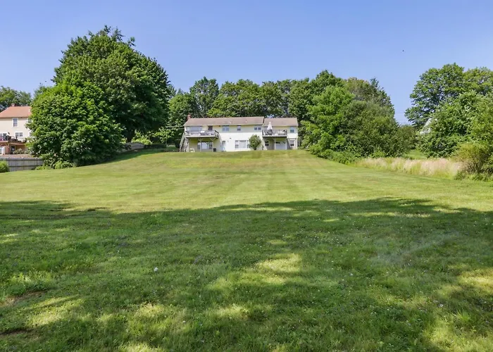 Connecticut Retreat: Steps To Historic Downtown!