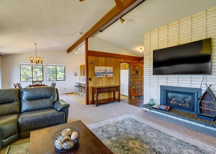 Westport Retreat W/ Pool Table: Walk To State Park