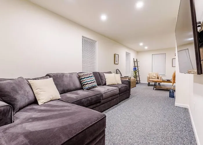Saratoga Serenity: Charming Rental Nearby Downtown