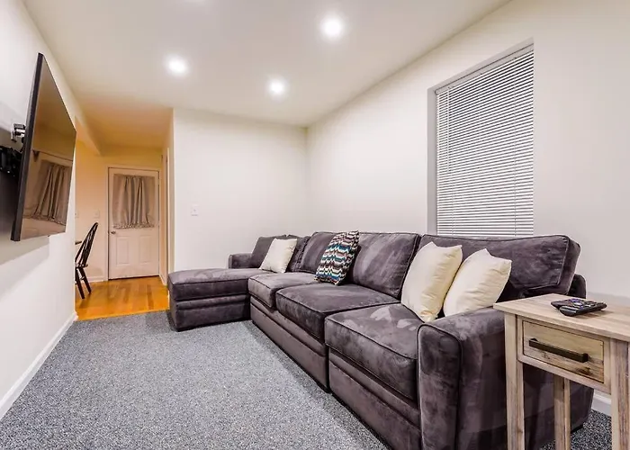 Saratoga Serenity: Charming Rental Nearby Downtown
