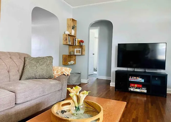 Green Roof Inn - Centrally Located 2Br/1Ba Home
