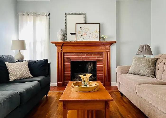 Green Roof Inn - Centrally Located 2Br/1Ba Home