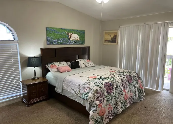 Beautiful 1-Bedroom Townhome With Nice Amenities