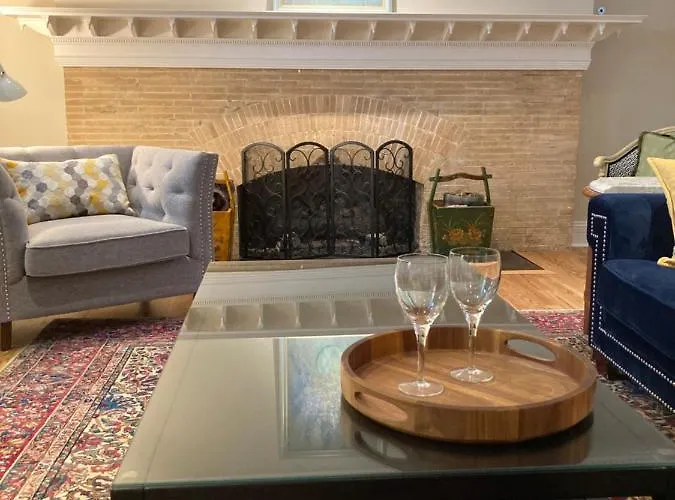 Pineapple House, Spacious 1St Floor Apartment! City Center! 96 Walk Score! Free Parking!