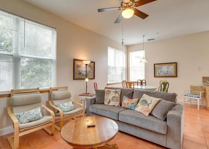 Steps To Beach, Outdoor Perks! Indian Rocks Condo