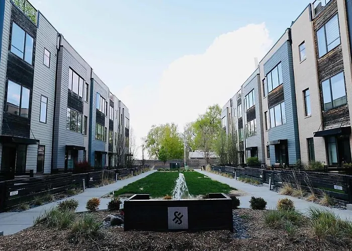 Modern & Stylish Townhome, Walk To Downtown Restuarants & Bars!