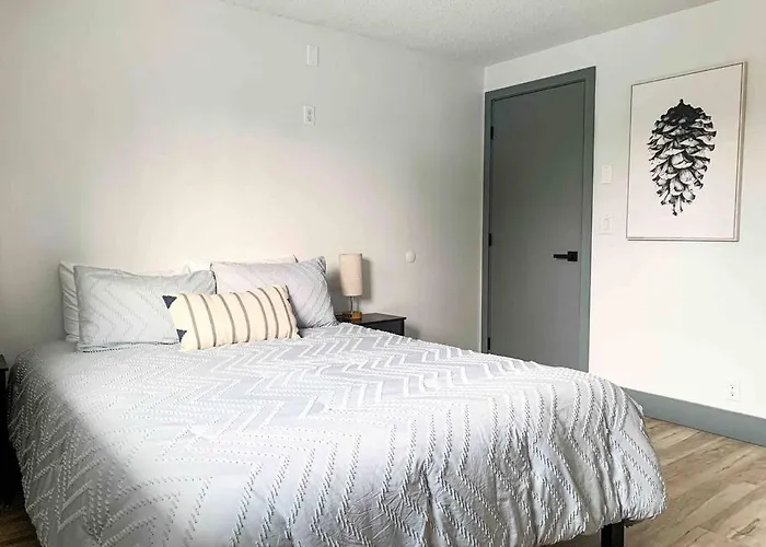 Riverwalk Retreat: Spacious, Hot Tub, Near Autzen