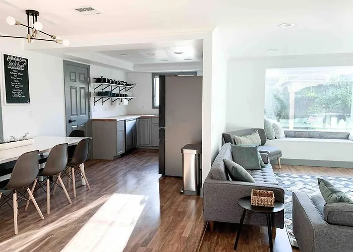 Riverwalk Retreat: Spacious, Hot Tub, Near Autzen