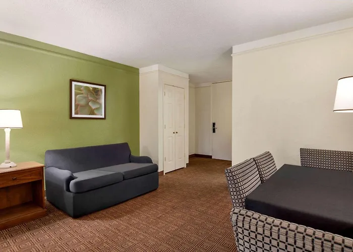 Baymont By Wyndham Intl Speedway I-95 Daytona Beach