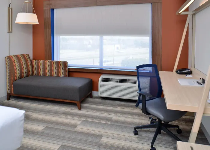 Holiday Inn Express & Suites Farmington Hills - Detroit By Ihg