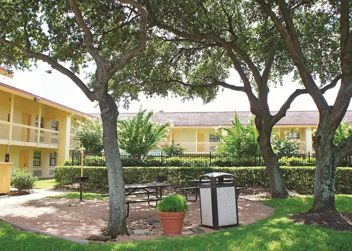 Baymont By Wyndham Houston La Porte
