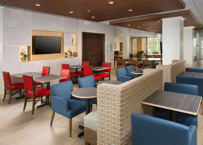 Holiday Inn Express & Suites By Ihg Altoona By Ihg