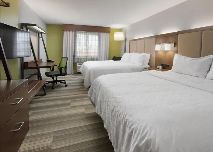 Holiday Inn Express & Suites Magnolia-Lake Columbia