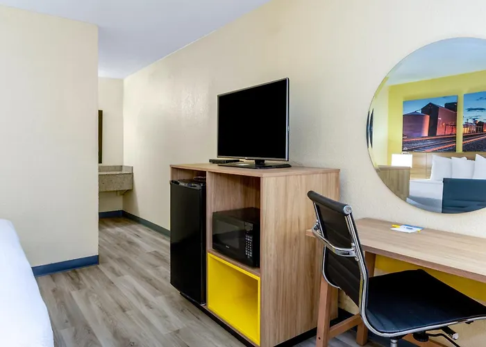 Days Inn & Suites By Wyndham Clovis