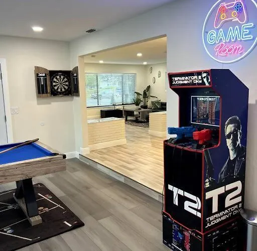 Modern Tropical Oasis With Arcade, Hottub & Minigolf