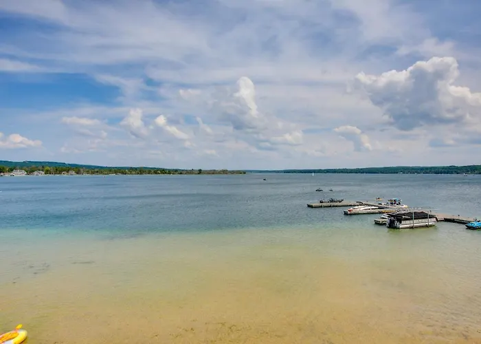 Gorgeous Onekama Condo W/ Pool & Lake Access!