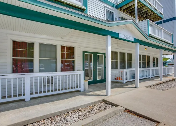 Gorgeous Onekama Condo W/ Pool & Lake Access!