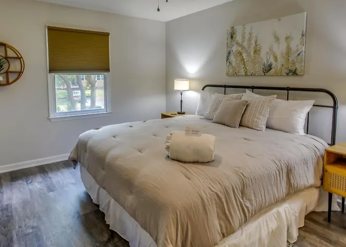 Dog-Friendly Oak Island Rental - 1 Mi To Beach!