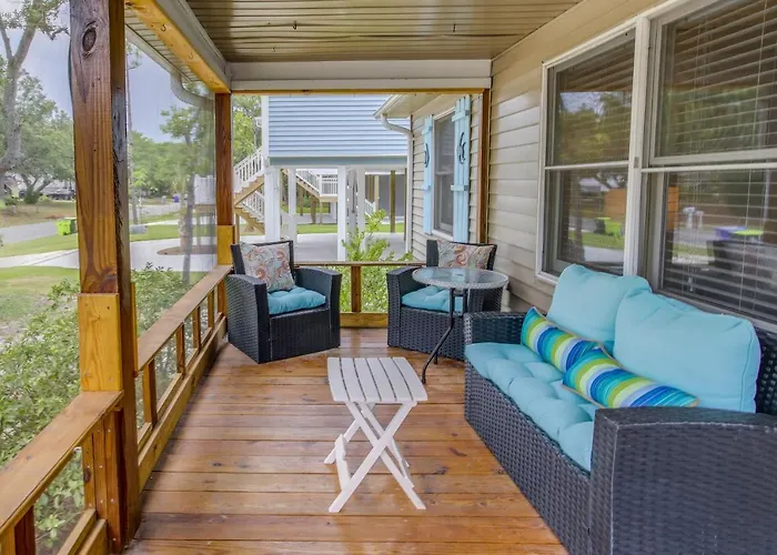 Dog-Friendly Oak Island Rental - 1 Mi To Beach!