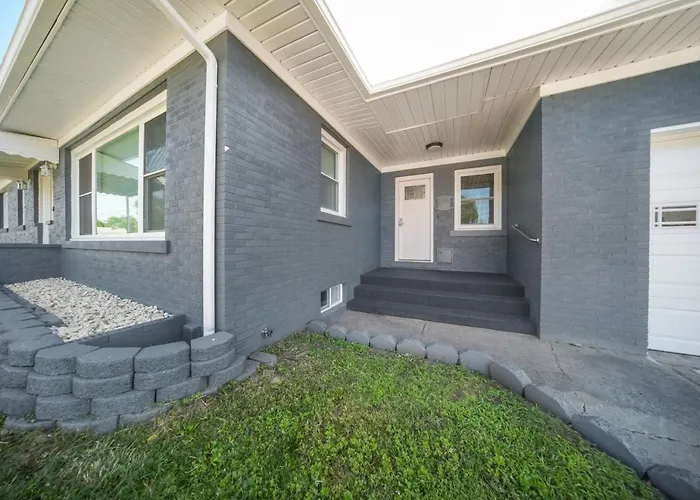 Charming Erie Home ~ 2 Mi To Downtown Delights!
