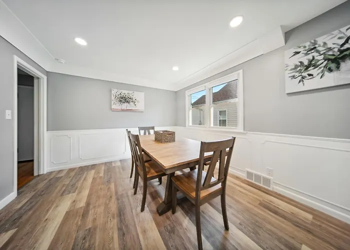 Charming Erie Home ~ 2 Mi To Downtown Delights!