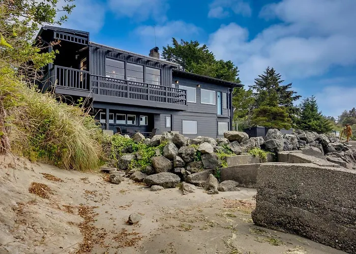Waterfront Coos Bay Retreat W/ Sauna!