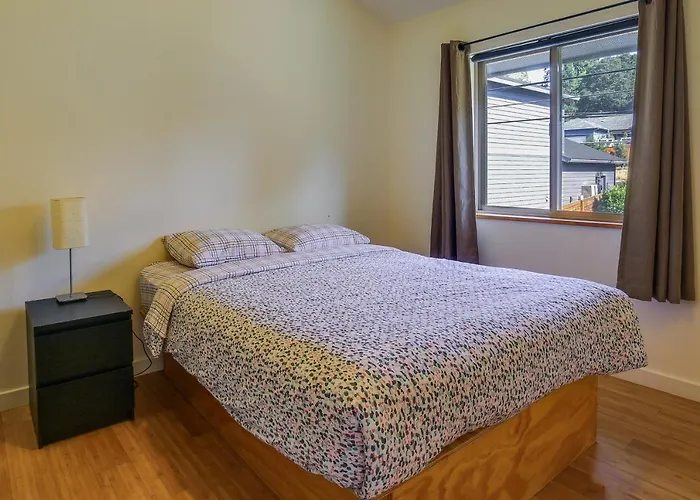 Modern White Salmon Apartment, Steps From Town