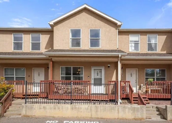 2 Bed 2 And A Half Bath Close To Shopping Restaurants And More