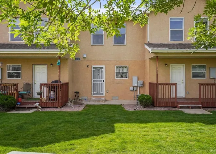 2 Bed 2 And A Half Bath Close To Shopping Restaurants And More