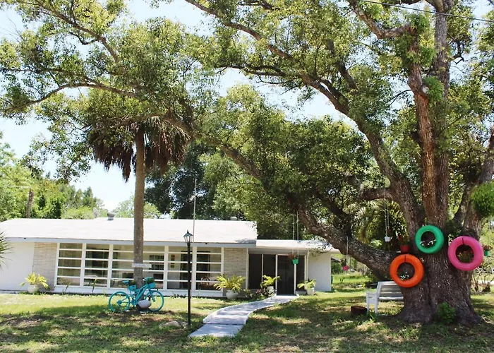 5 Min From Weeki Wachee Park- Fully Fenced 3 Bedroom House