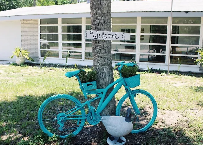 5 Min From Weeki Wachee Park- Fully Fenced 3 Bedroom House