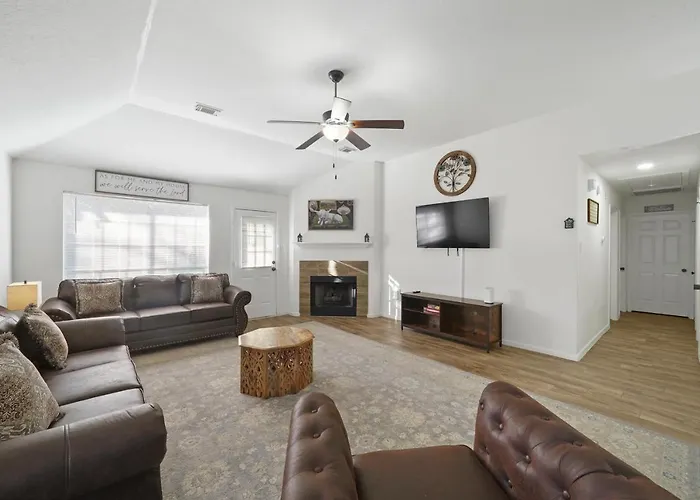 Iah Place: 4 Bed, Patio-Sleeps 8+