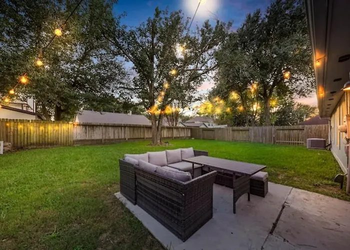 Iah Place: 4 Bed, Patio-Sleeps 8+
