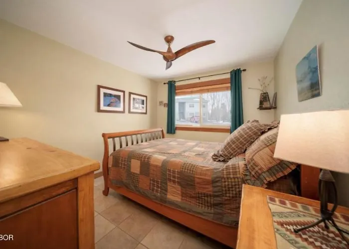 Riverside Retreat In Funky Fraser On Train, Bike And Bus Routes