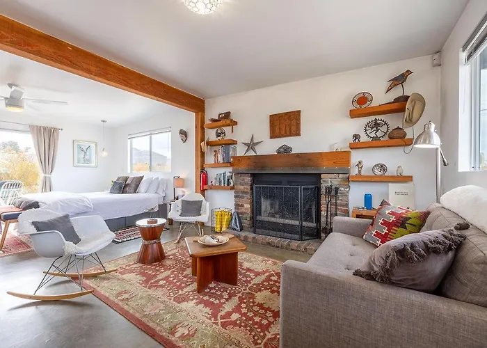 The Raven House - Renovated Homestead Cabin