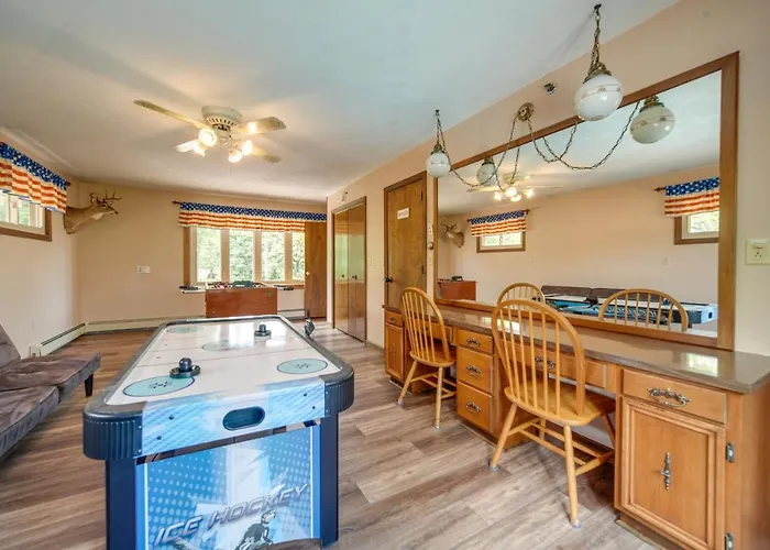Group-Friendly Lake Erie Getaway W/ Private Yard