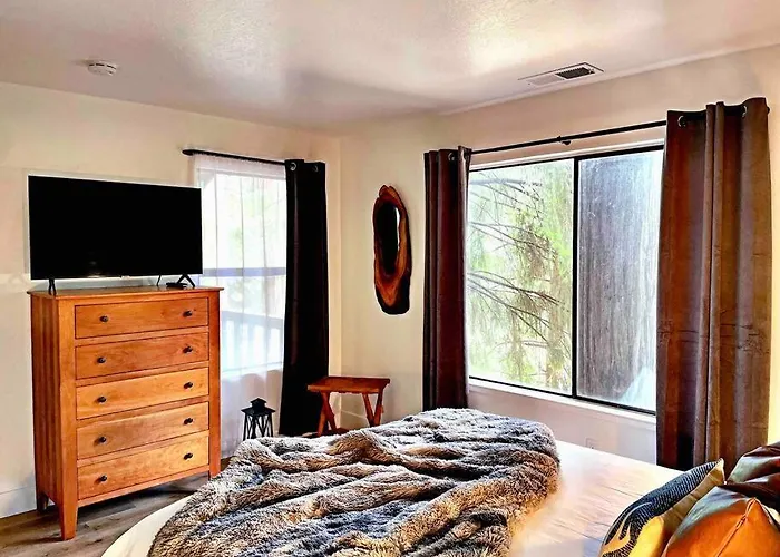 Firepit~Horseshoes~King Bed~Near Lake, Wine, Farms