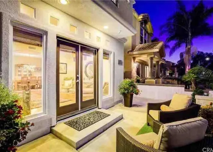 The White Beach House Of Huntington