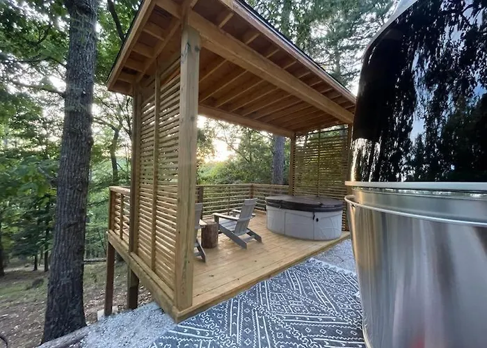 Airstream Retreat, Hot Tub, Sunset Deck & Trail