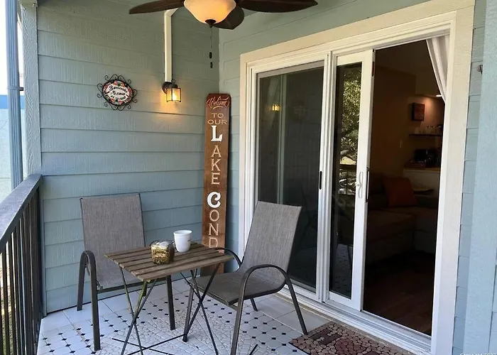 Lake Views, Sleeps 4, Pool, Pets Welcome!