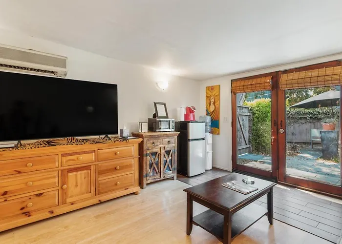Private Studio City Guest House