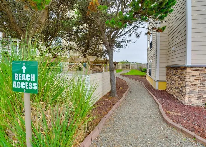 Walk To Beach: 'Panoramic Splendor' Westport Condo