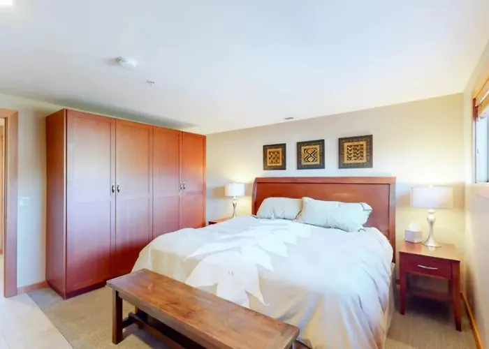 Lake Chelan View Condo In Downtown Near Beach!