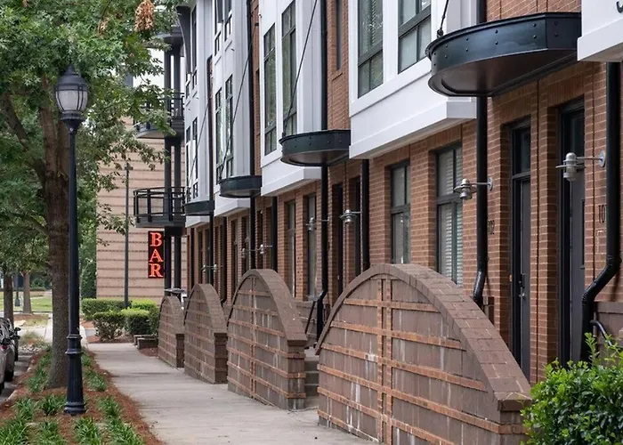Studio Townhouse In Uptown King Bed-Wi-Fi-Full Kitchen- Washer & Dryer